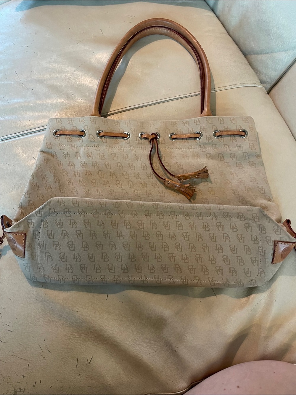 💼 🤍 Dooney & Bourke Drawstring Tassle Satchel w/ Signature Jacquard and Leather!